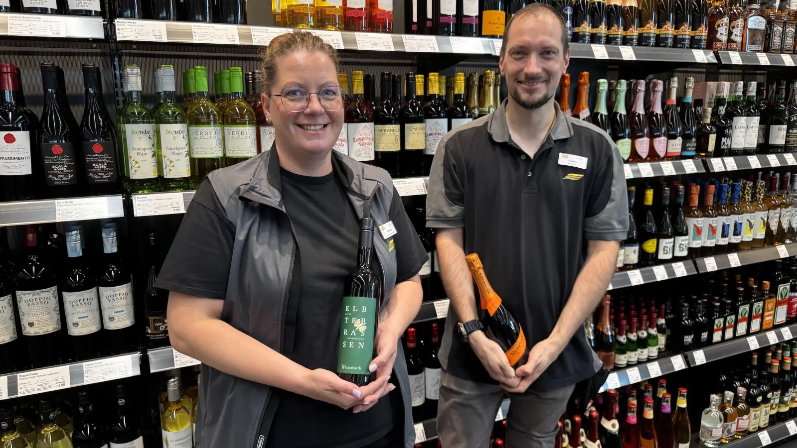 Das Verkaufspersonal freut sich bereits auf die Eröffnung am Freitag. (Foto: Daniel Große)