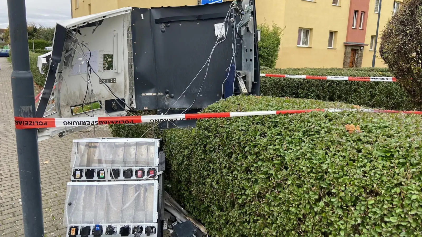 Die Trümmer des Automaten wurden gesichert und der Automat abgesperrt. (Foto: taucha-kompakt.de)