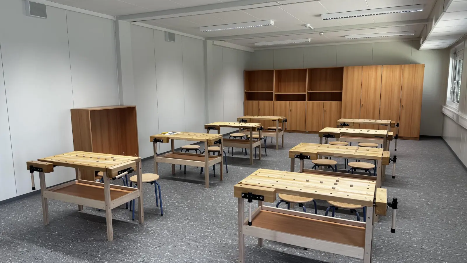 Im Werken-Raum stehen neue Werkbänke, an denen die Schüler künftig diverse handwerkliche Fähigkeiten lernen. (Foto: Daniel Große)