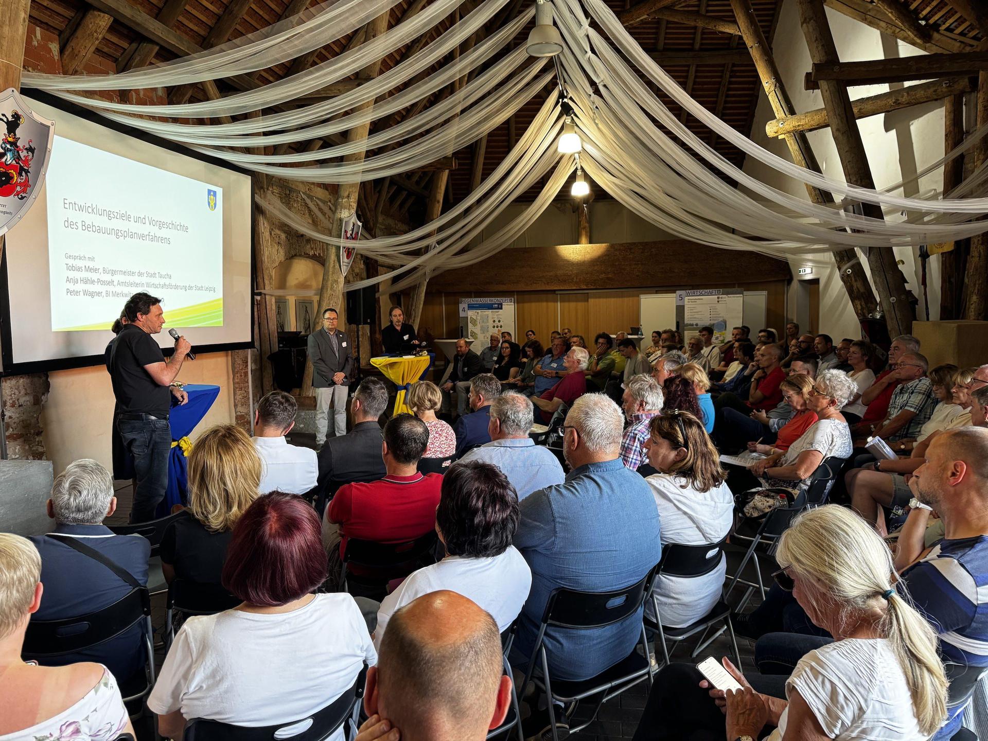 Der Stadtratssitzung ging am 18. Juni eine Bürgerinformationsveranstaltung im Schloss voraus. Hier spricht BI-Vorsitzender Peter Wagner zu den versammelten Bürgern. (Foto: Daniel Große)