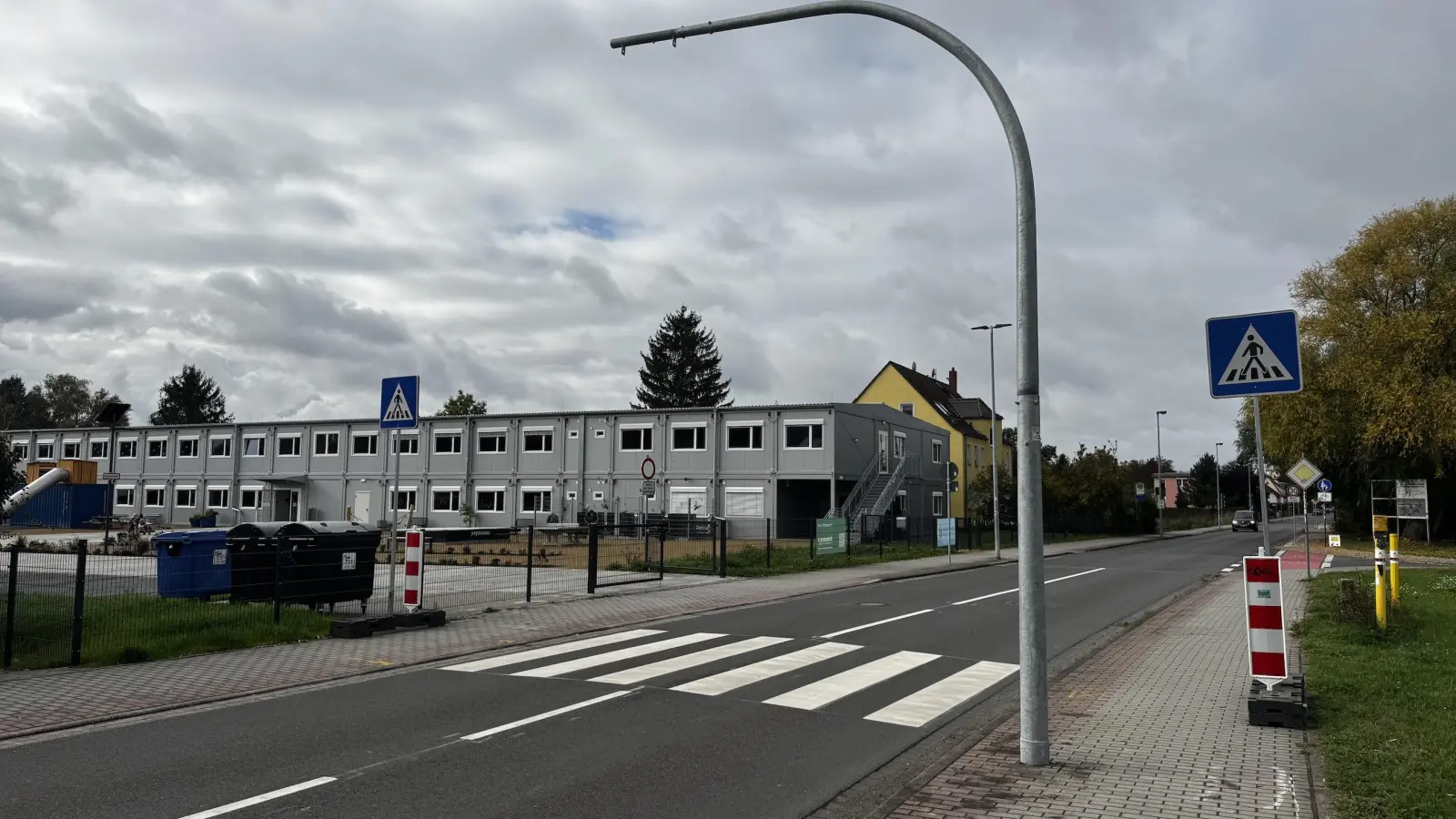 An der neuen Parthelandschule existiert seit Kurzem ein Zebrastreifen. Dieser sei mit dem Schulbau geplant und budgetiert gewesen, so die Verwaltung. (Foto: Daniel Große)