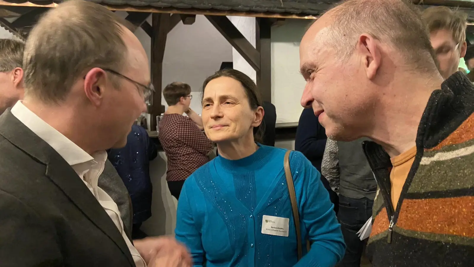 Barbara Kolditz von der Klima-Initiative und Bernd Klauer von der Kirchgemeinde St. Moritz mit Wolfram Günther. (Foto: taucha-kompakt.de)