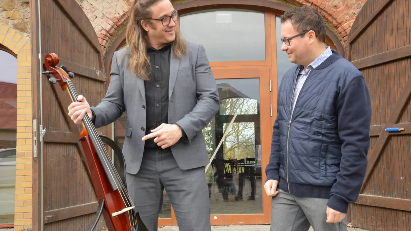 Tobias Meier und Musiker Marcus Drabon laden zum Talk mit Musik. (Foto: taucha-kompakt.de)