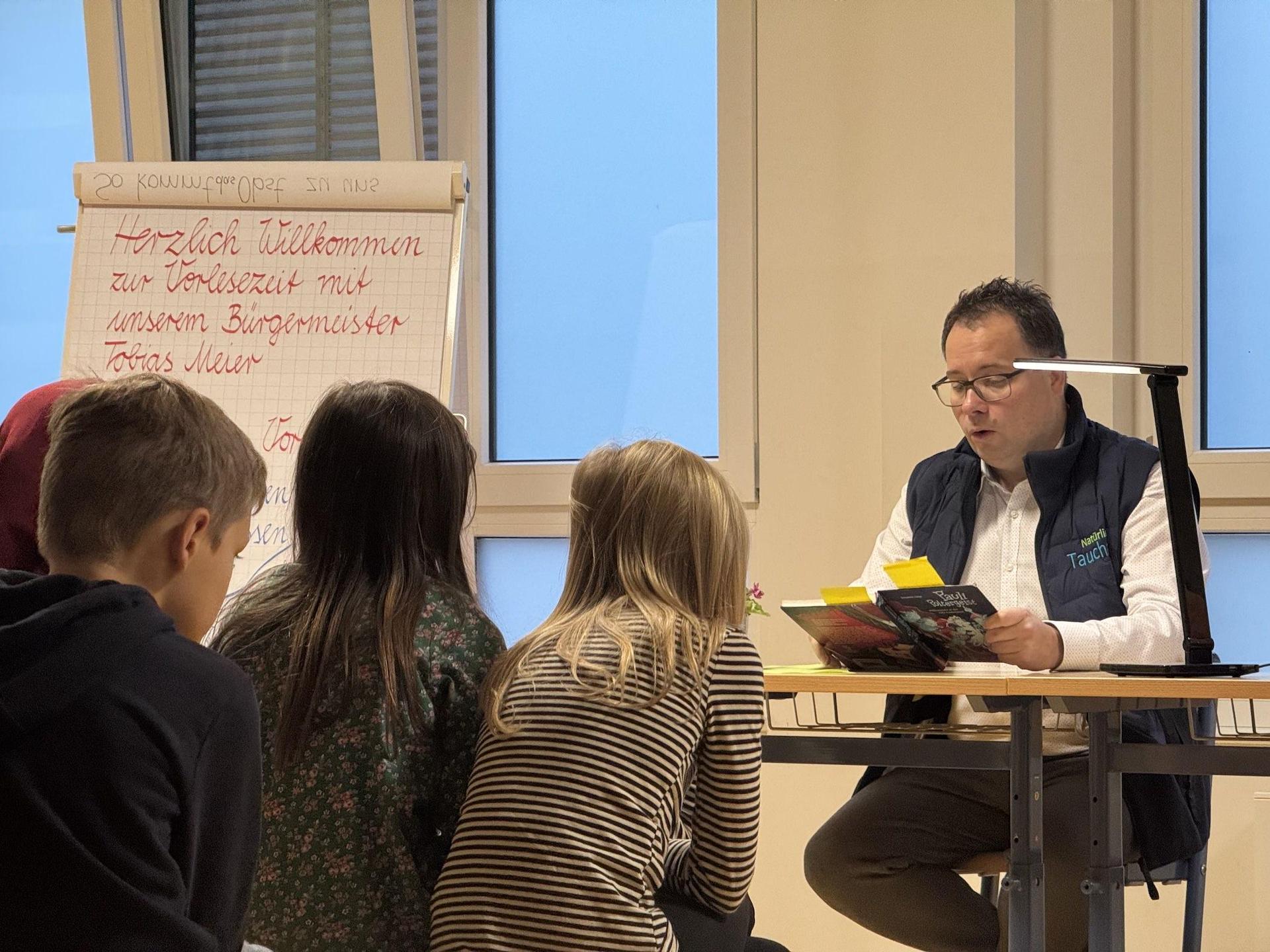 Bürgermeister Tobias Meier las in der Regenbogenschule.  (Foto: Daniel Große)