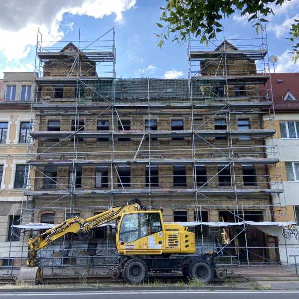 Der Bagger täuscht – er gehört zu den Bauarbeiten der Leipziger Verkehrsbetriebe vor dem Haus. An der “Villa Taucha” tut sich seit Jahren nichts. (Foto: taucha-kompakt.de)