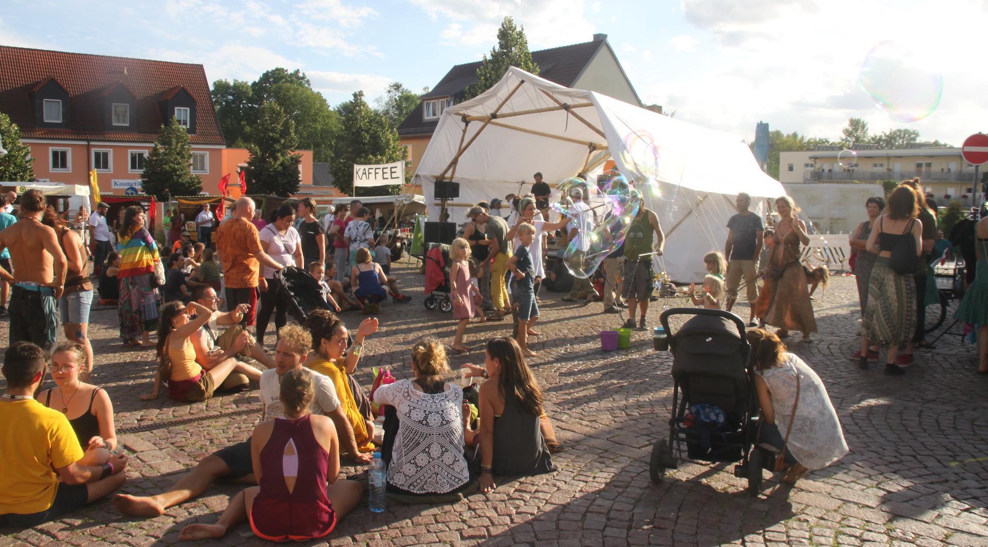 Der neue “Markt der Möglichkeiten” beim Ancient Trance Festival auf dem Tauchaer Markt. (Foto: taucha-kompakt.de)