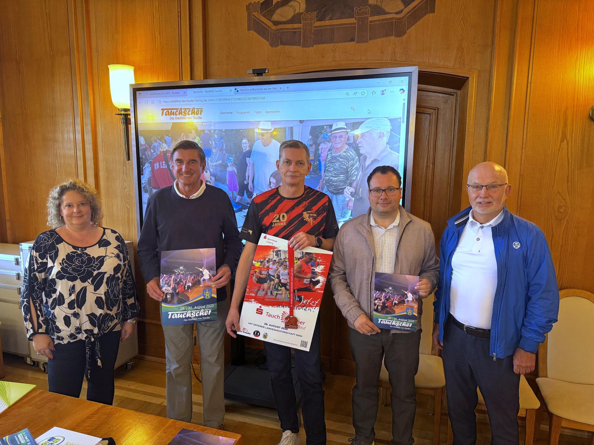 Freuen sich auf den Tauchscher: Organisator Bernd Hochmuth, Bürgermeister Tobias Meier, Uwe Kleine vom LC Taucha, Reinhard Müller, Vorsitzender des Heimatvereins und Cornelia Czeczlinski, Schatzmeisterin des Heimatvereins. (Foto: Daniel Große)