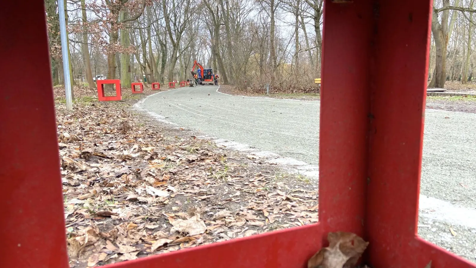 Roter-Würfel-Weg im Park wird erneuert (Foto: taucha-kompakt.de)