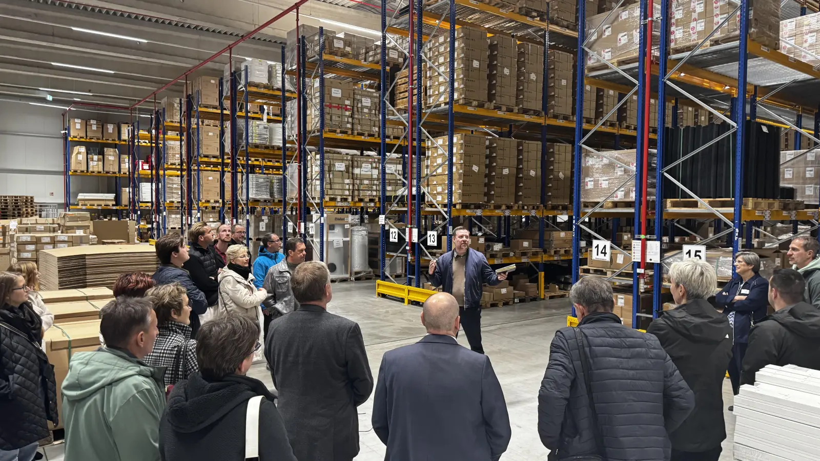 Teilnehmer des Netzwerkabends der Stadt Taucha im Lager der EKD. (Foto: Daniel Große)