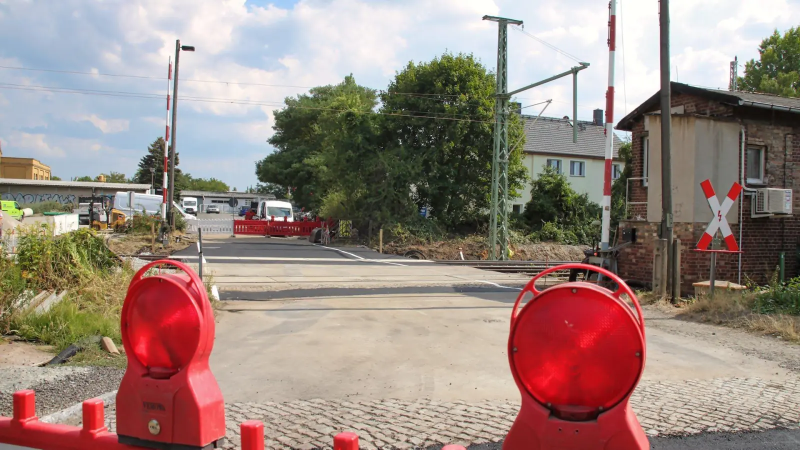 Trotz Hitze: Arbeiten am Bahnübergang Gerichtsweg sind im Plan (Foto: taucha-kompakt.de)