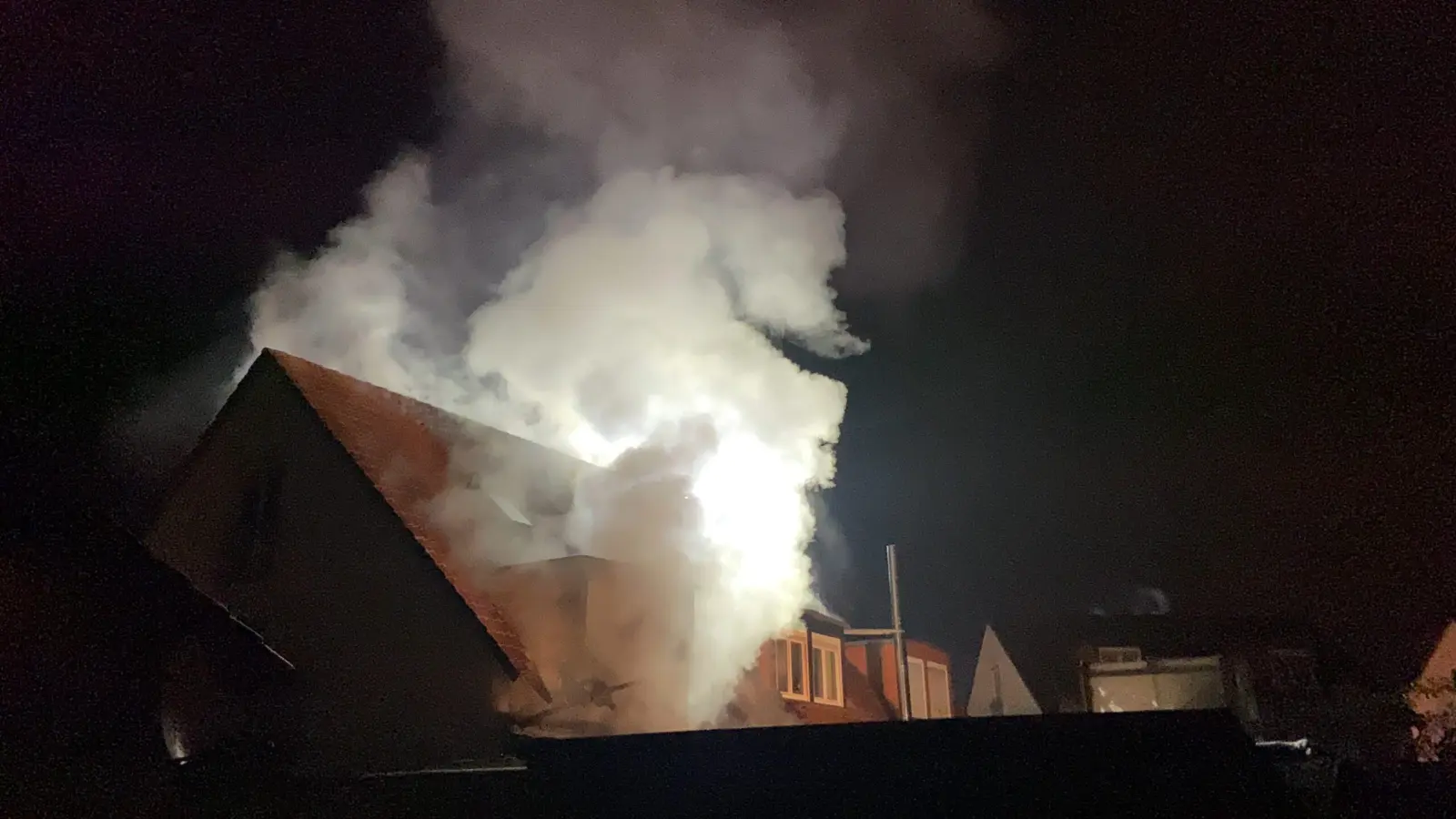 Großaufgebot der Feuerwehr: Wohnhaus im Graßdorfer Wäldchen brennt (Foto: taucha-kompakt.de)