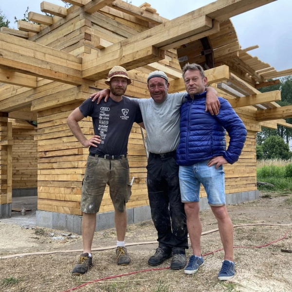 Jonas Liesaus, Michael Lindner und René Lindner vor dem neuen Stall auf der Parthewiese am Schulweg. (Foto: taucha-kompakt.de)
