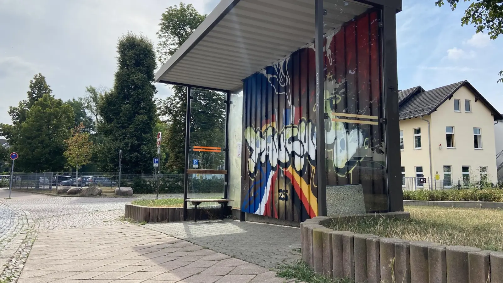 Diese Haltestelle am Rondell Chadrac-Espaly in der Marktstraße soll noch in diesem Jahr barrierefrei ausgebaut werden. (Foto: taucha-kompakt.de)