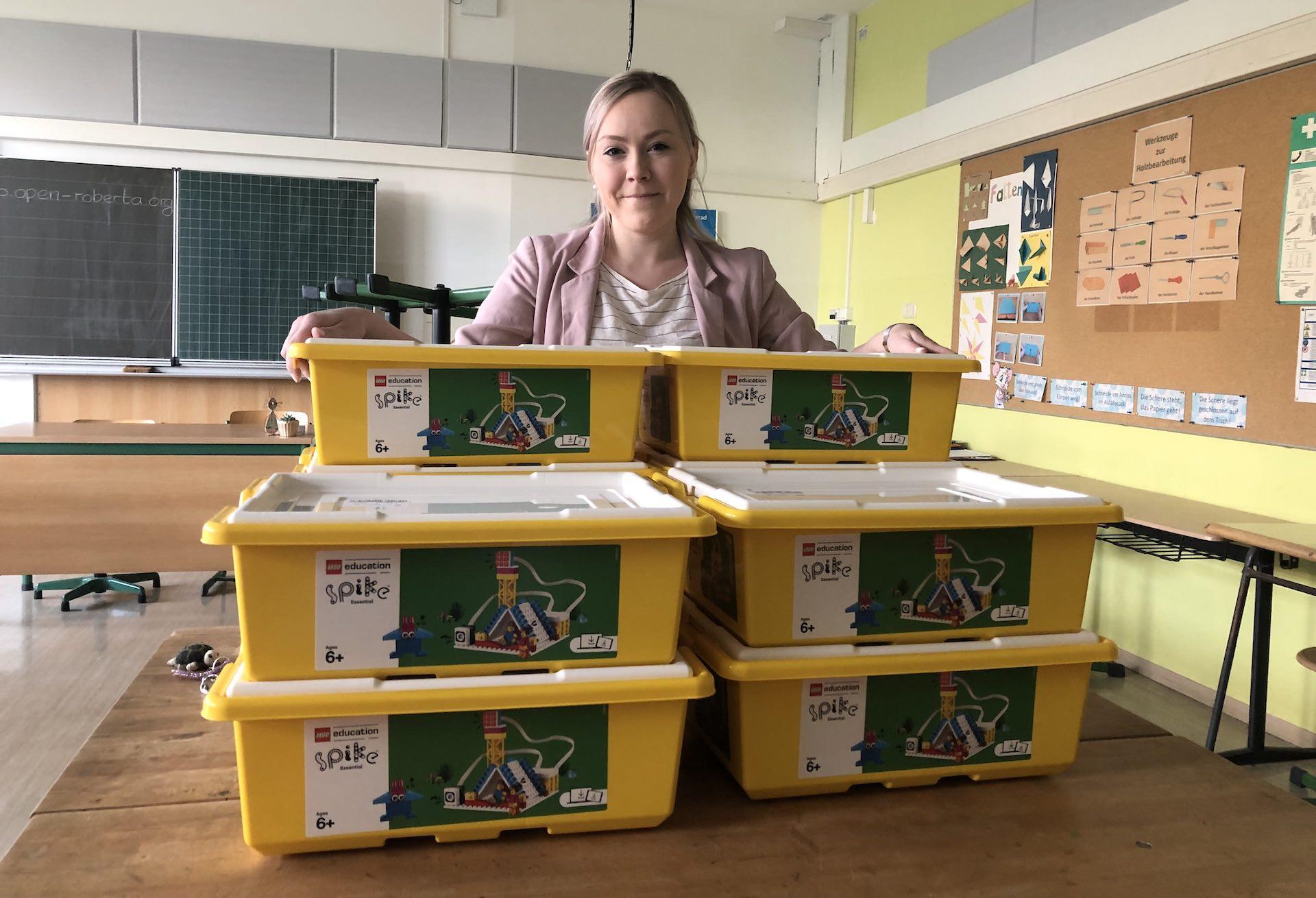 Irina Tokarev mit den LEGO Education Sets. (Foto: taucha-kompakt.de)