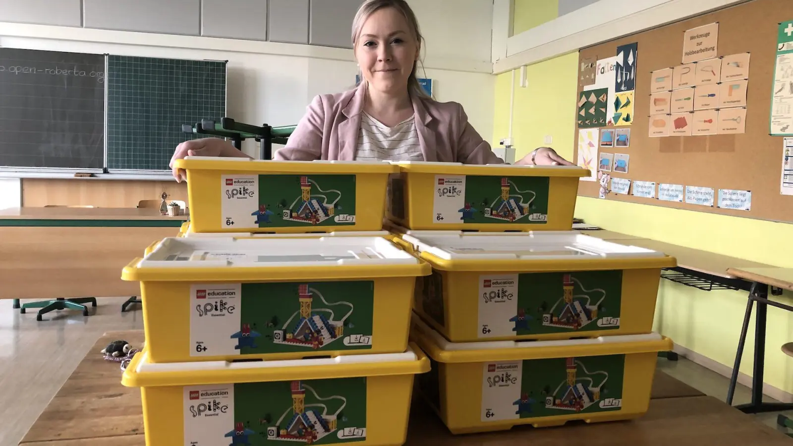 Irina Tokarev mit den LEGO Education Sets. (Foto: taucha-kompakt.de)