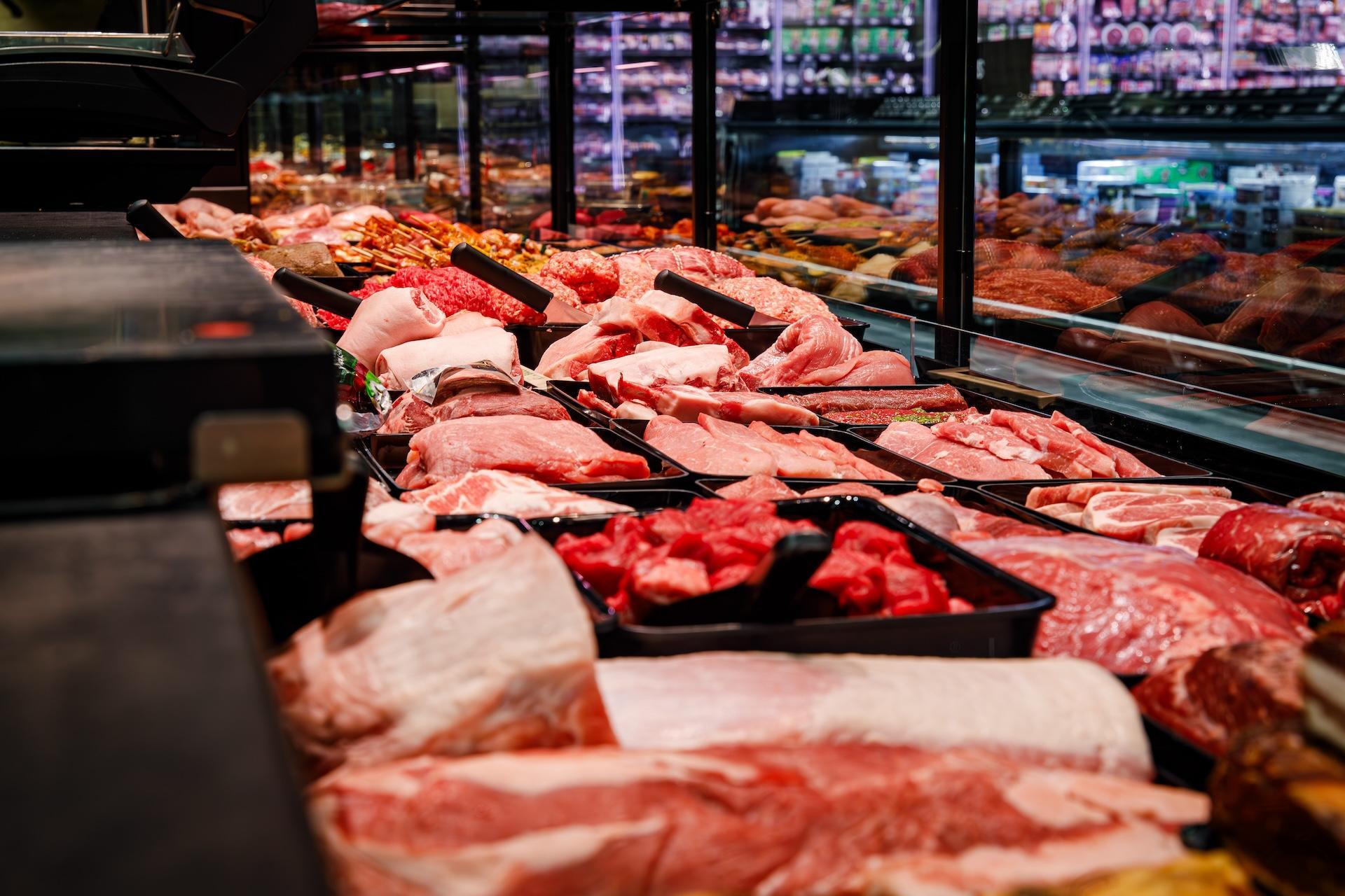 An der Bedientheke stets frisch: Fleisch, Wurst und Fisch. (Foto: Anzeige)