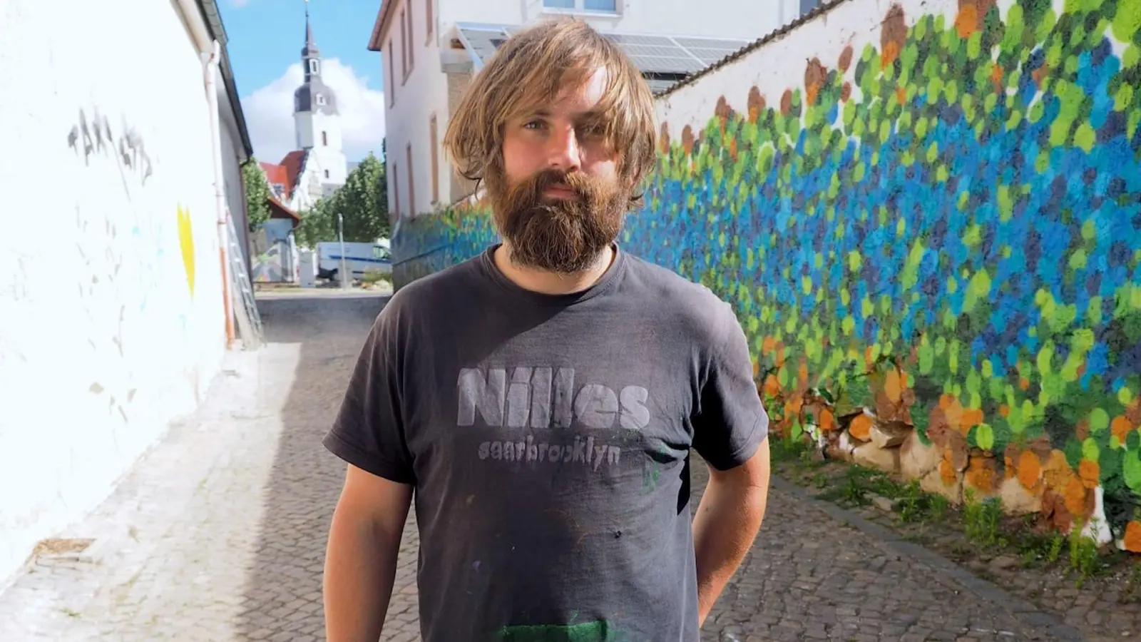 Künstler Alexander Karle vor der im Juli fertig gestellten Wand in der Badergasse. Foto: privat (Foto: taucha-kompakt.de)