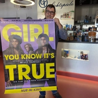 Kinobetreiber Daniel Grahl mit dem Filmplakat zu “Girl you know it’s true”. (Foto: taucha-kompakt.de)