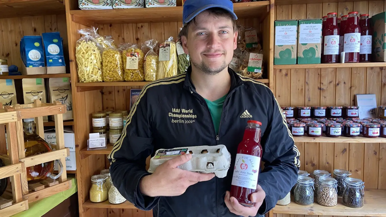 Kristian Luda vom Allmendeverein Taucha e.V. zeigt in der PopUp-Verteilstation Taucha Lebensmittel aus der Region. (Foto: taucha-kompakt.de)