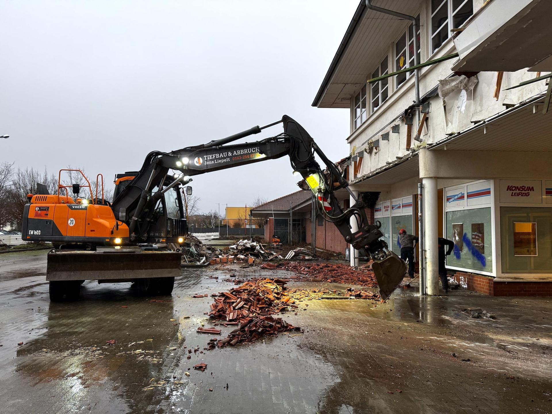 Am ehemaligen Konsum hat der Abriss begonnen. (Foto: Daniel Große)
