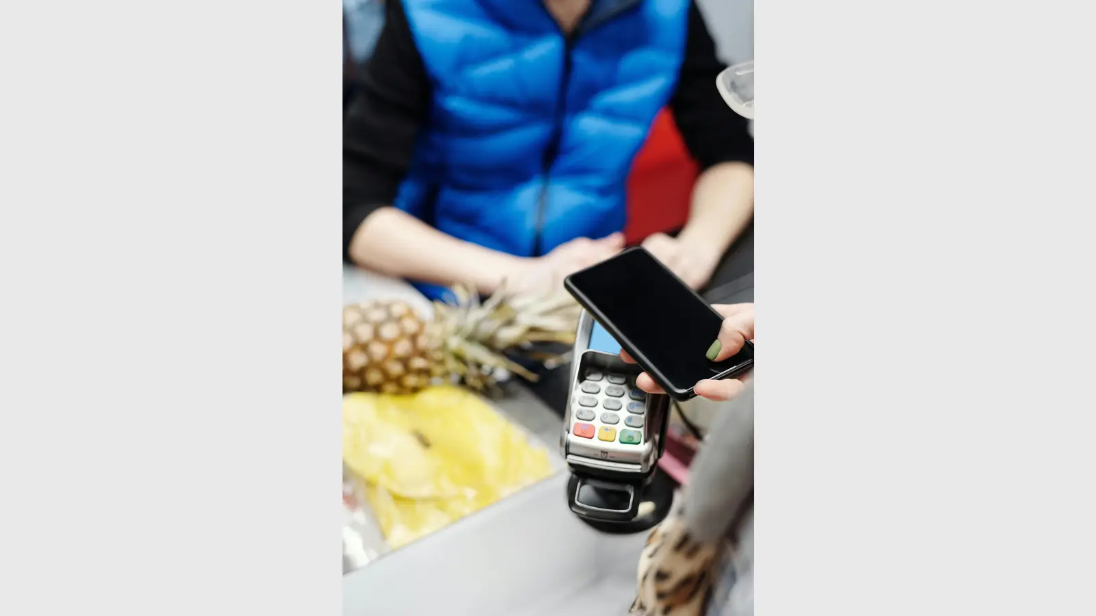 Kartenzahlung im Alltag - völlig normal. Beim Online-Glücksspiel sind Kreditkarten in Schweden künftig verboten. (Foto: Pexels)