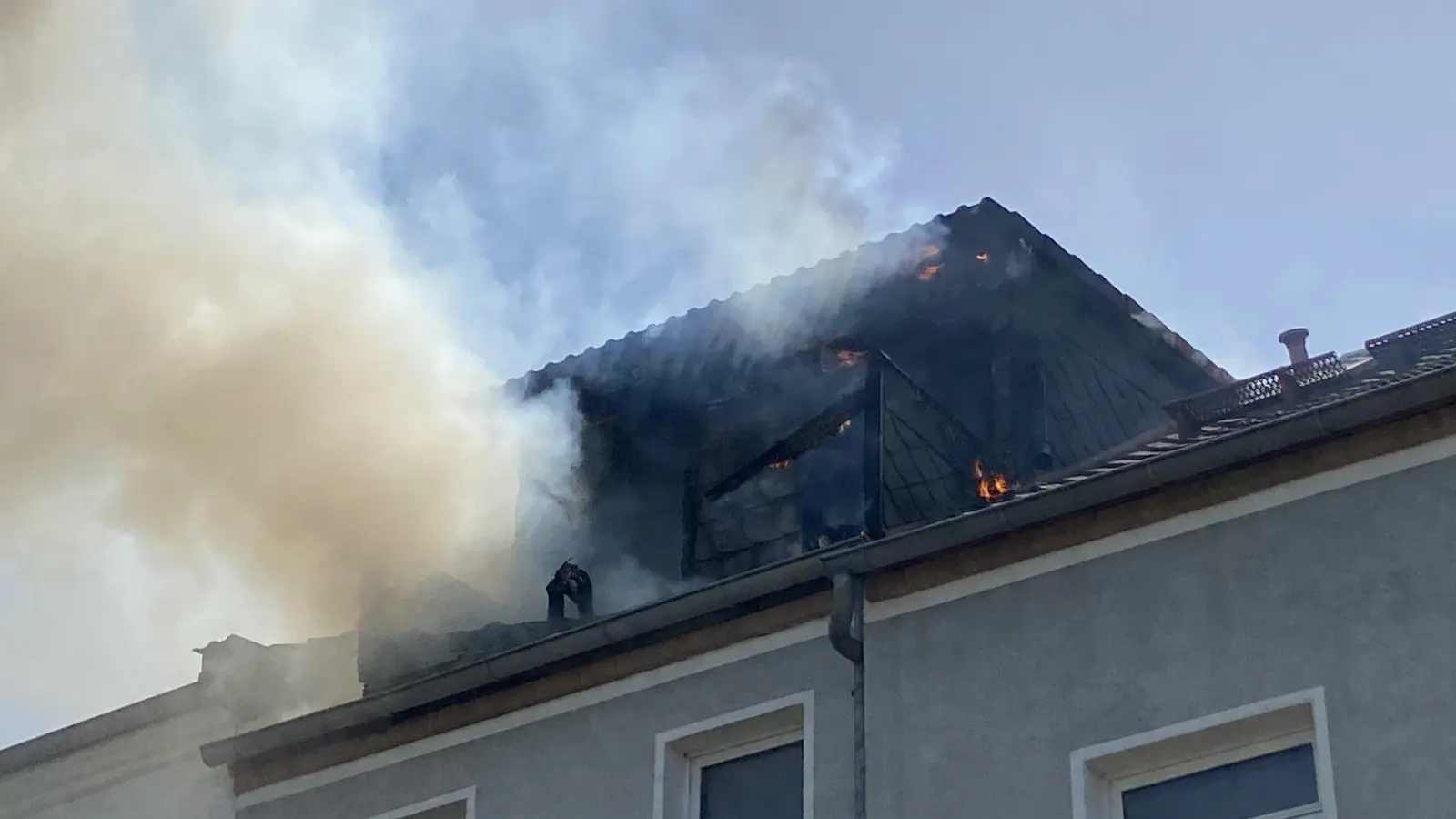 Portitzer Straße: Feuer in Dachgeschosswohnung - Feuerwehr rettet Tiere (Foto: taucha-kompakt.de)