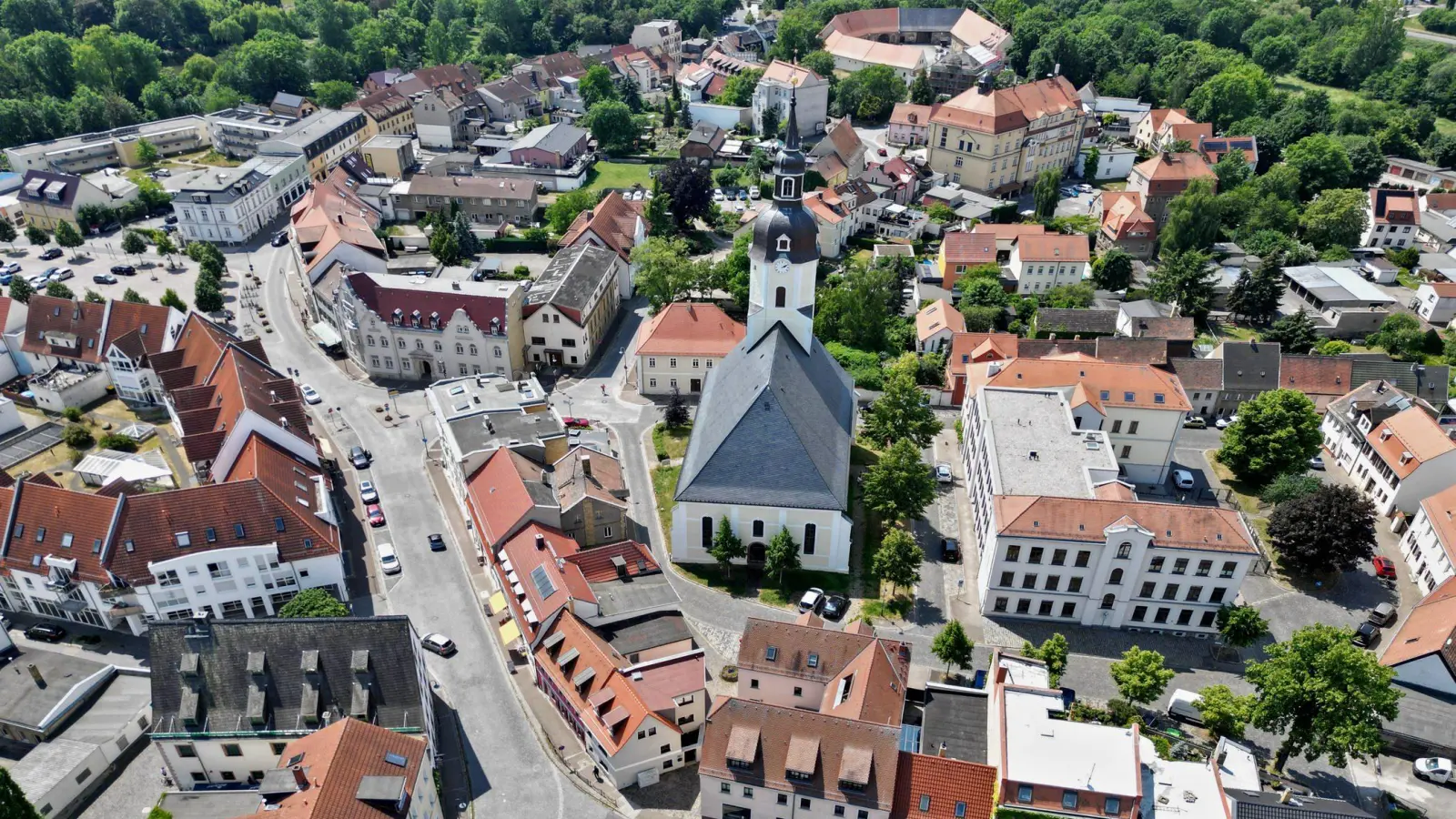 So ruhig wie hier am frühen Nachmittag ist es in Tauchas Innenstadt nicht immer. (Foto: taucha-kompakt.de)