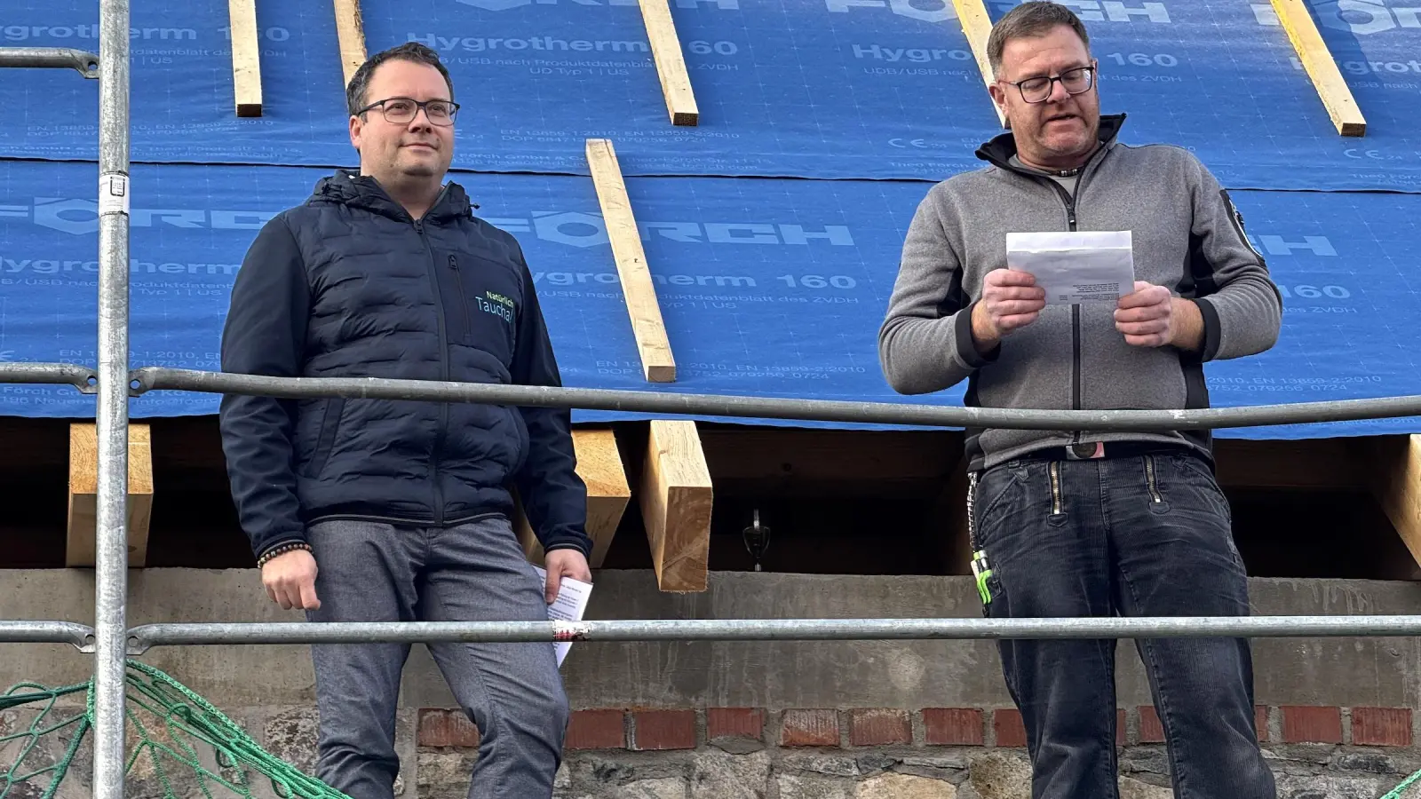 Zimmermann René Augustin verlas den Richtspruch und stieß danach mit Bürgermeister Tobias Meier auf den Neubau an. (Foto: Daniel Große)