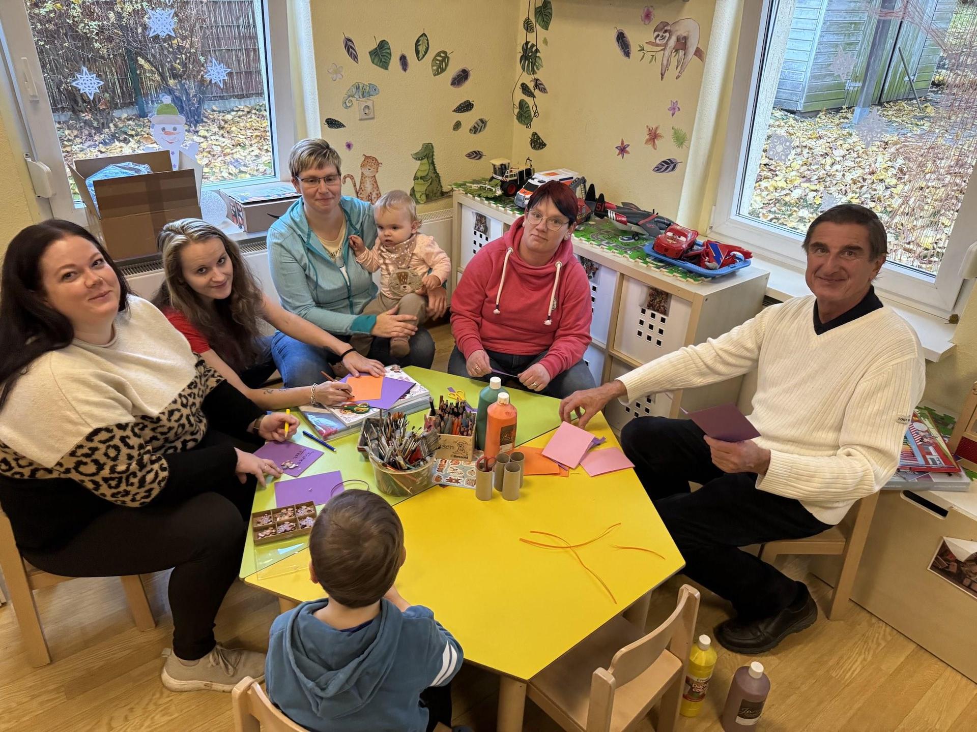 Carolin Köditz, Kita-Leiterin Jane Prezewowsky, Manuela Eckhardt, Ute Henning und Heimatvereins-Chef Reinhard Müller (Foto: Daniel Große)