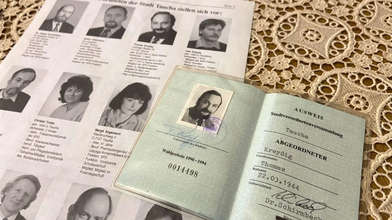 1990 hießen die Stadträte noch Stadtverordnete. Seinen Ausweis von damals hat Thomas Kreyßig noch. (Foto: taucha-kompakt.de)