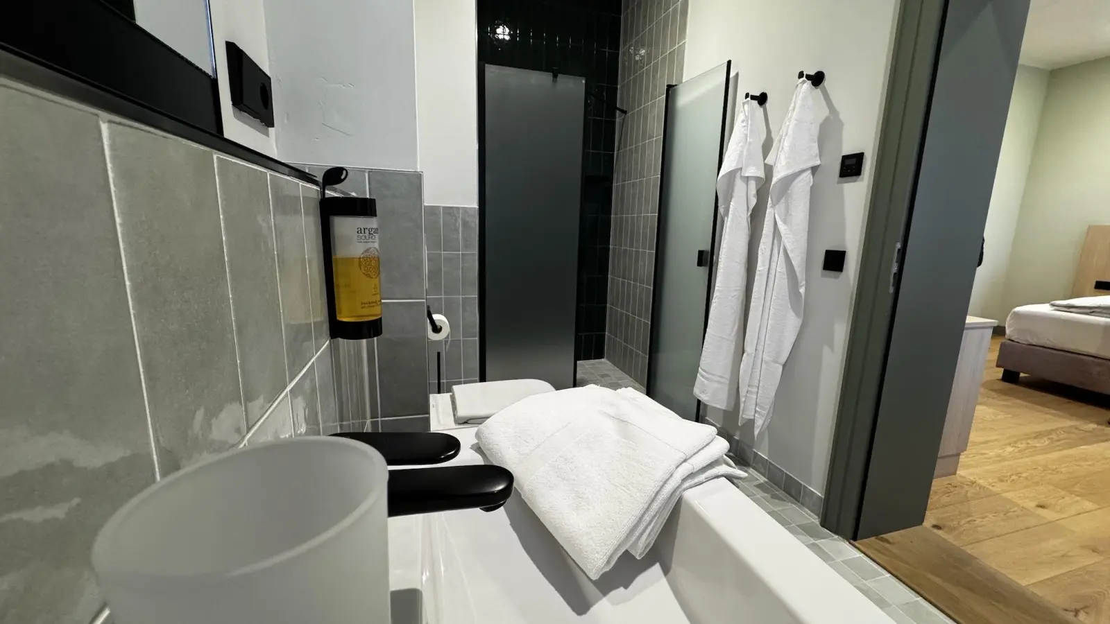 Die Bäder der Zimmer überraschen mit einer Größe, die man von Hotelzimmern nicht gewöhnt ist. (Foto: Daniel Große)