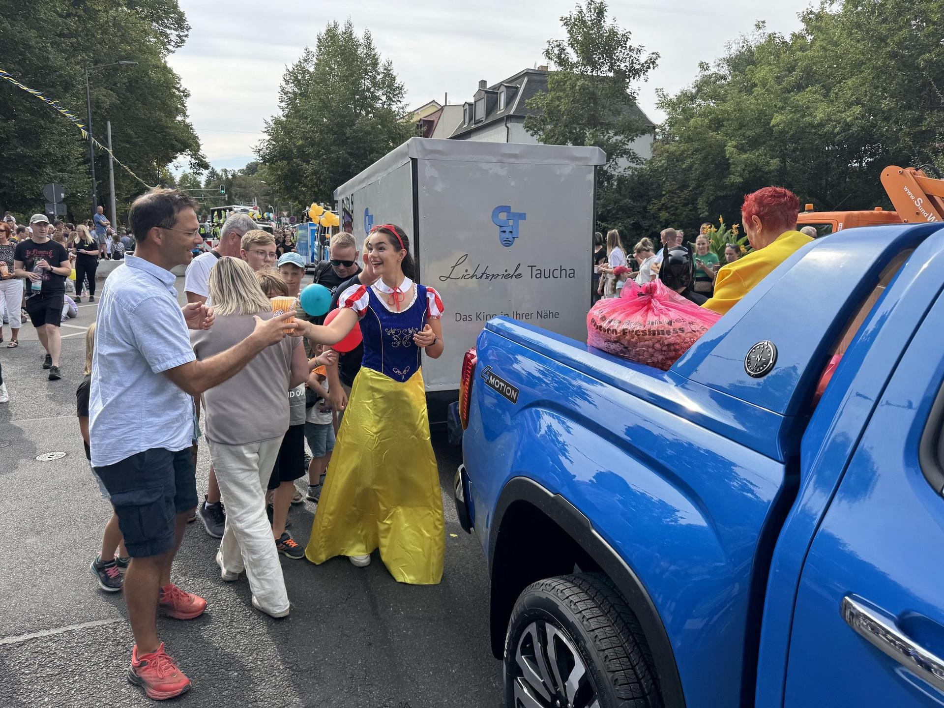 Sehr beliebt beim Festumzug: Das gratis Popcorn des Kinos Taucha CT Lichtspiele. (Foto: Daniel Große)