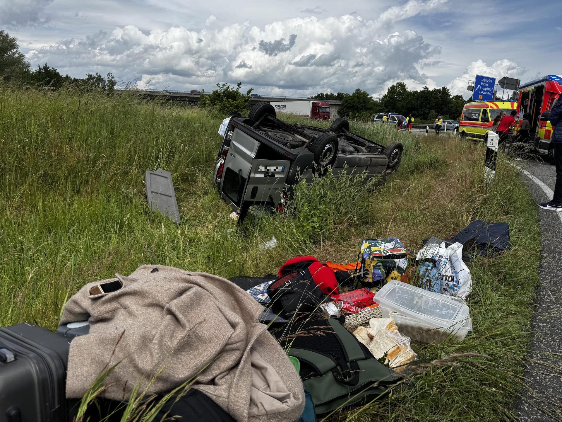 Der Kleinbus überschlug sich in der Autobahn-Ausfahrt. (Foto: Daniel Große)