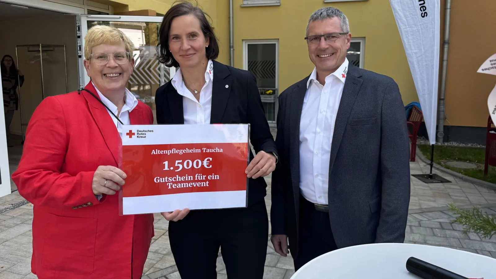 Hausleiterin Verena Sowade (links) bekam den Gutschein von Vorständin Katharina Höhne und Präsident Heiko Rabe überreicht. (Foto: Daniel Große)