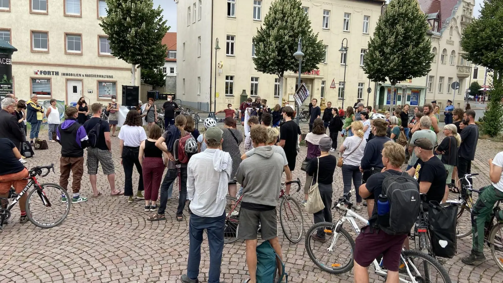 Am Mittwoch kamen auf dem Markt rund 70 Menschen für eine Kundgebung gegen rechte Gewalt zusammen. (Foto: taucha-kompakt.de)