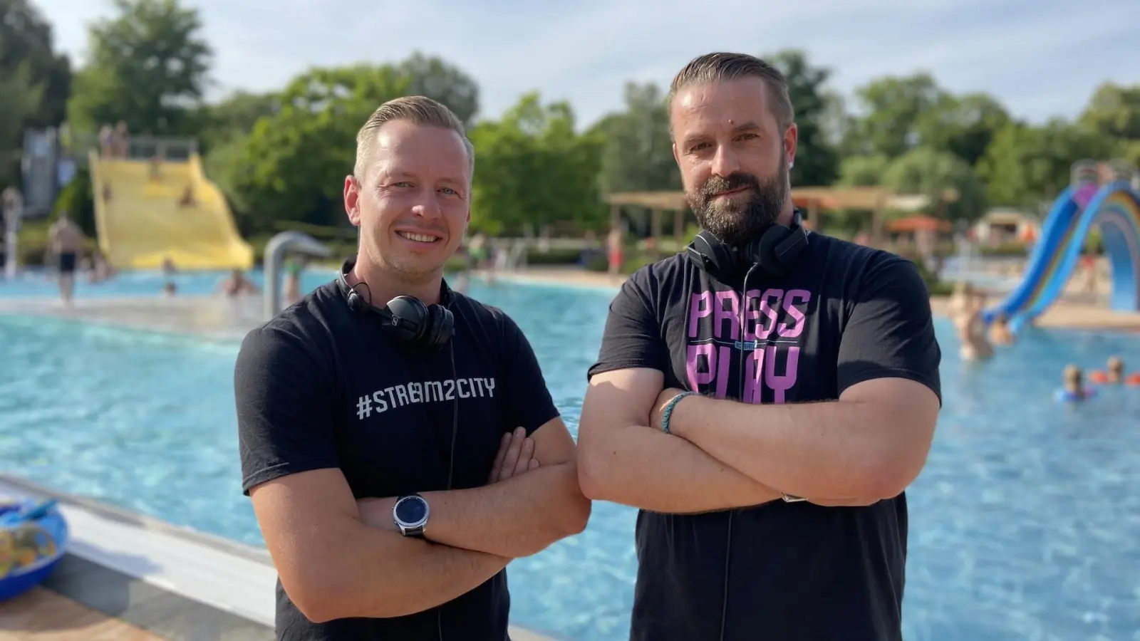 DJ René Baatzsch (links) und DJ Mirko Anders legen am 10. September zum Saisonabschluss im Parthebad auf. (Foto: taucha-kompakt.de)
