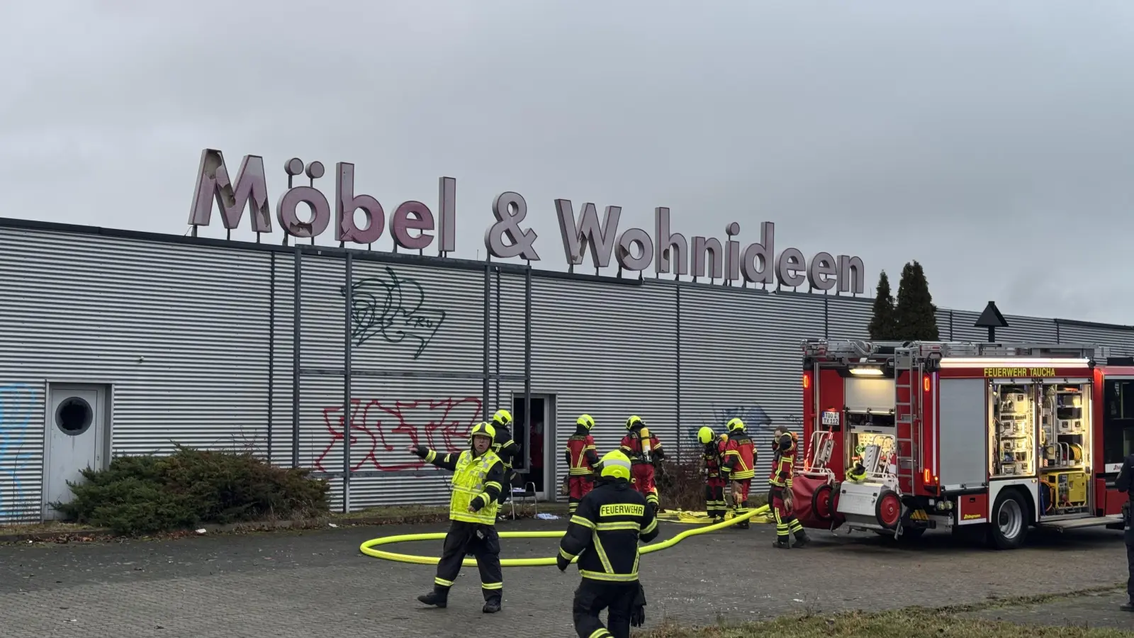 Erneut musste die Freiwillige Feuerwehr Taucha zum ehemaligen Möbel Joker ausrücken. (Foto: Daniel Große)