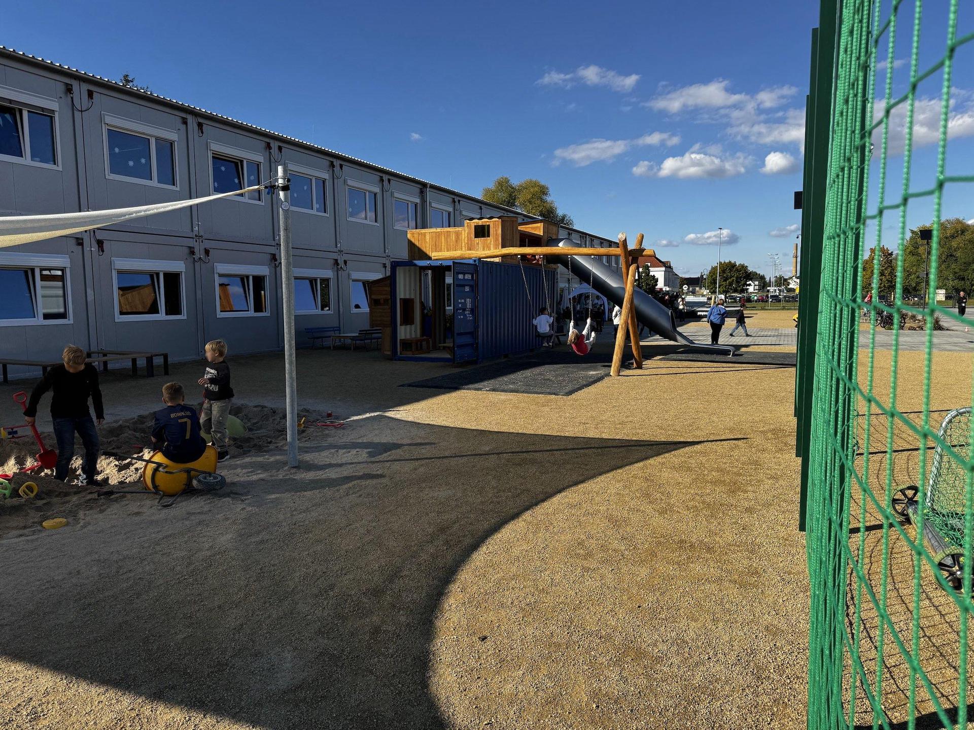 Besonders stolz sind Schüler und Lehrer auf den Außenbereich mit Spielcontainer, Sandkasten, Hochsprungmatte und Fußballfelder. (Foto: Daniel Große)