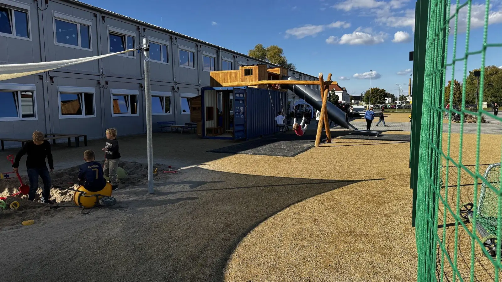 Besonders stolz sind Schüler und Lehrer auf den Außenbereich mit Spielcontainer, Sandkasten, Hochsprungmatte und Fußballfelder. (Foto: Daniel Große)