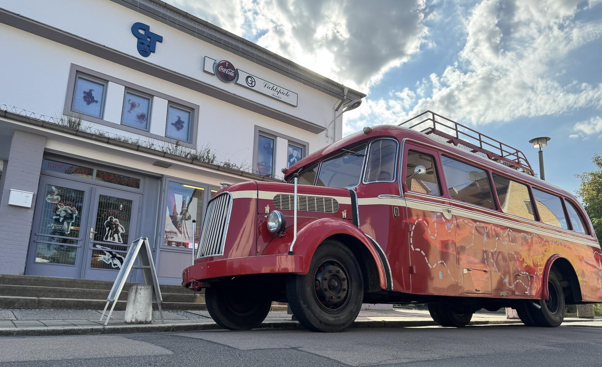 Dieser Opel Blitz rollte einst als Linienbus durch Taucha und ist Requisite in der Filmreihe „Die Schule der magischen Tiere”. (Foto: Daniel Große)