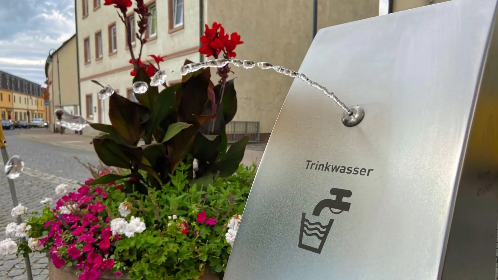 Wasser im Bogen auf Knopfdruck bietet der neue Trinkbrunnen der Leipziger Wasserwerke am Tauchaer Markt. (Foto: taucha-kompakt.de)