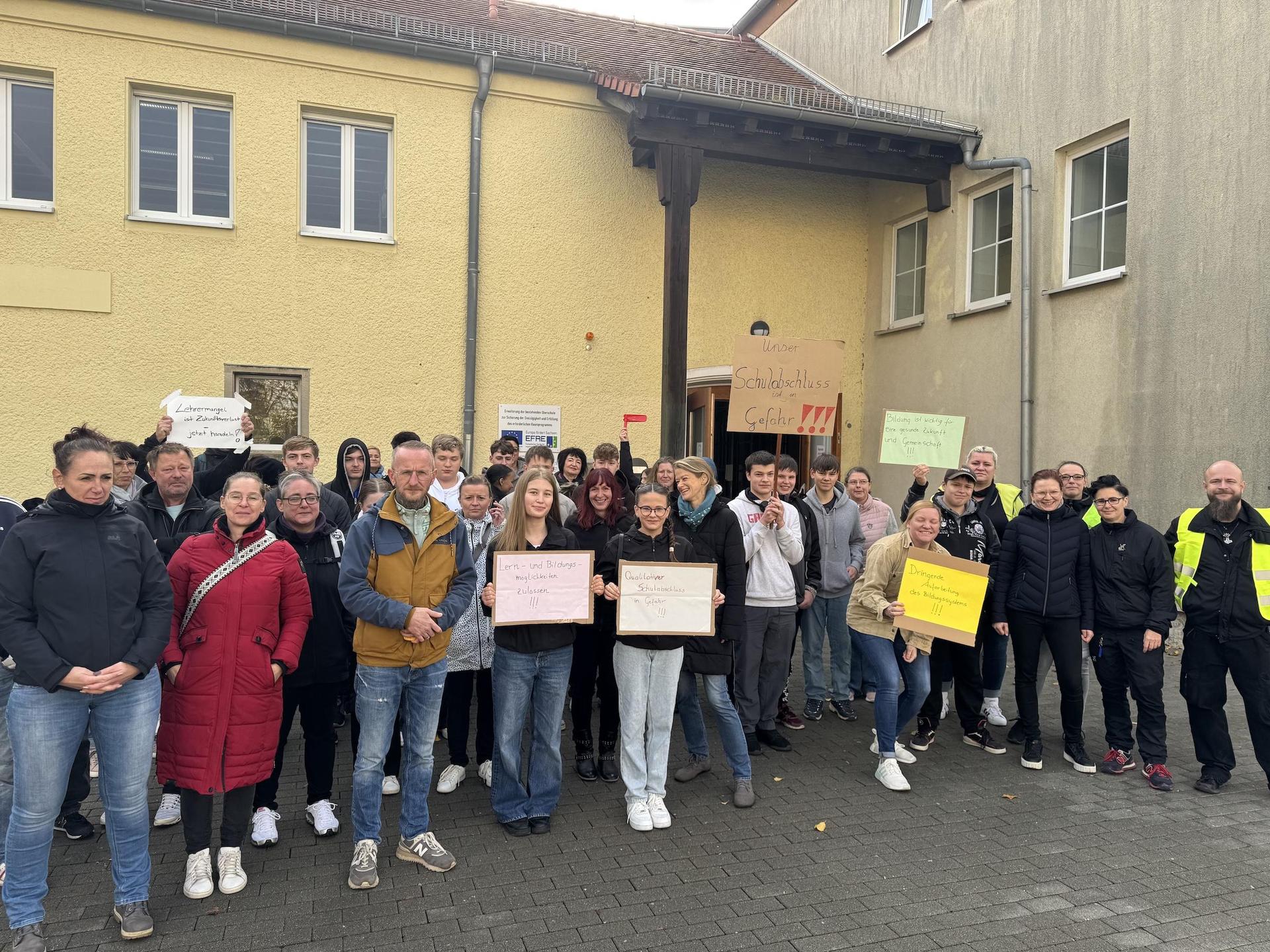 Schüler und Lehrer während der Kundgebung an der Oberschule Taucha. (Foto: Daniel Große)