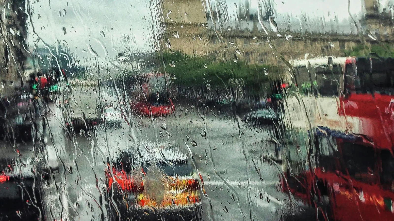 Regenwetter? Kein Problem, die digitale Welt steht Ihnen offen. (Foto: Pexels)