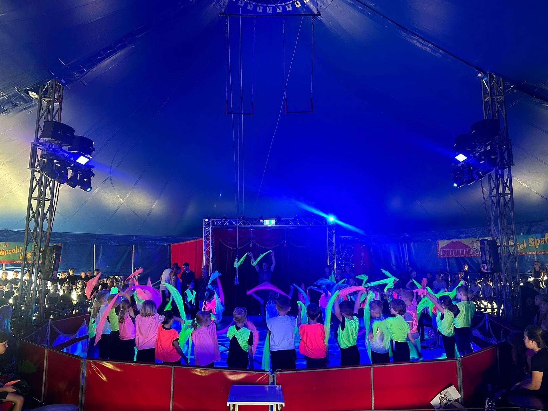 Der Projektzirkus André Sperlich gastiert derzeit an der Regenbogenschule. (Foto: Nadine Thalmann)