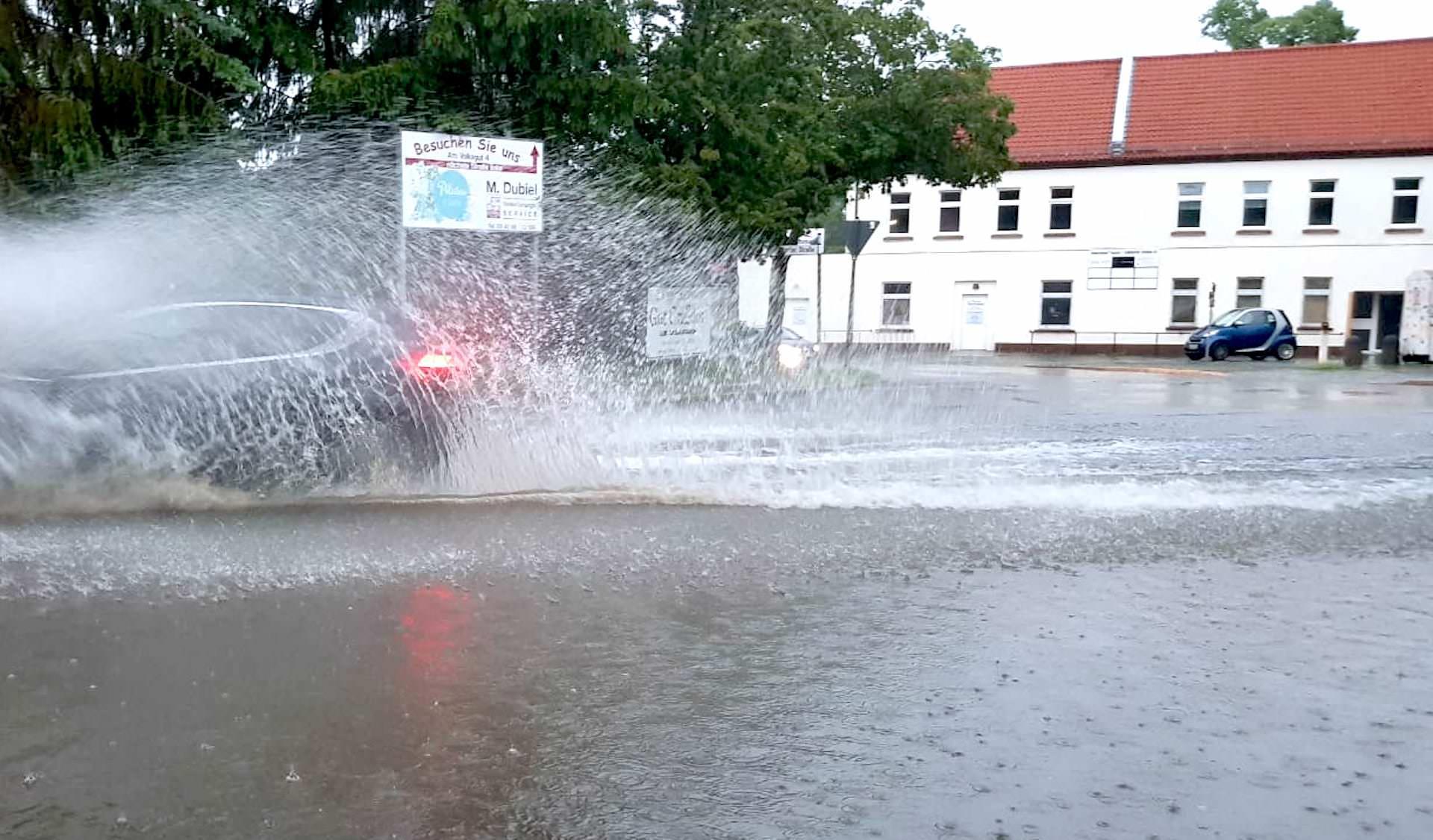 Am 5. Juni 2021 standen in Taucha <a href="https://www.taucha-kompakt.de/2021/starkregen-zahlreiche-strassen-grundstuecke-und-keller-in-taucha-ueberflutet/"> wegen Starkregens Straßen und Keller unter Wasser</a> . (Foto: taucha-kompakt.de)