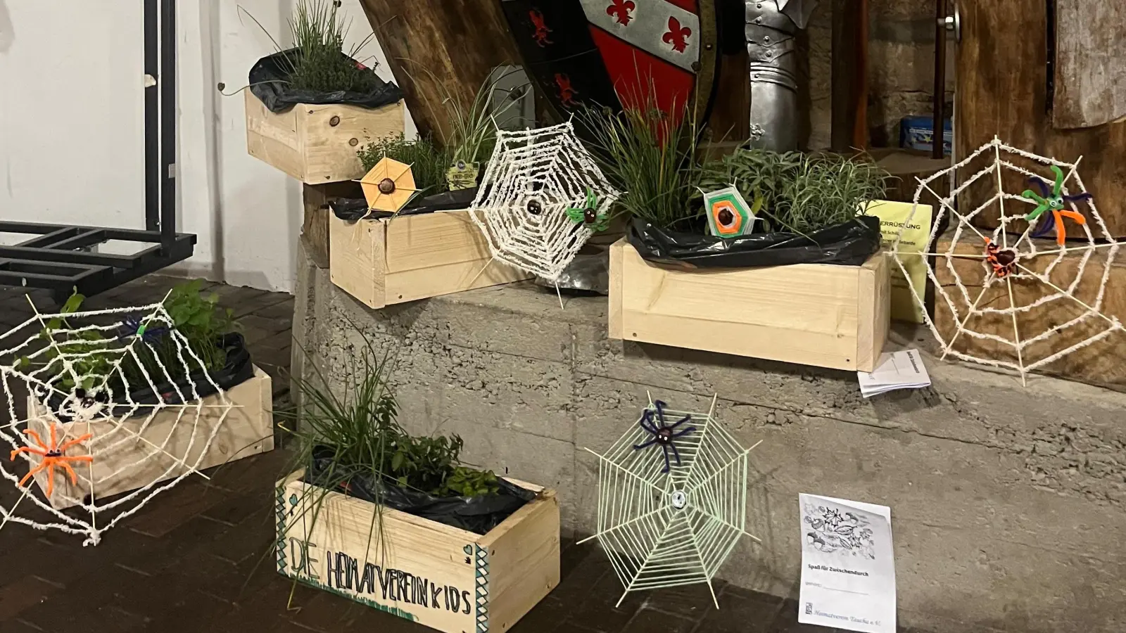 Diese Spinnennetze entstanden aus einfachsten Mitteln. (Foto: Heimatverein Taucha)