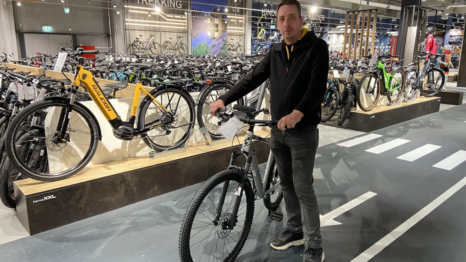 Filialleiter Nico Scheibe im neuen Fahrrad XXL-Markt in Taucha. (Foto: taucha-kompakt.de)