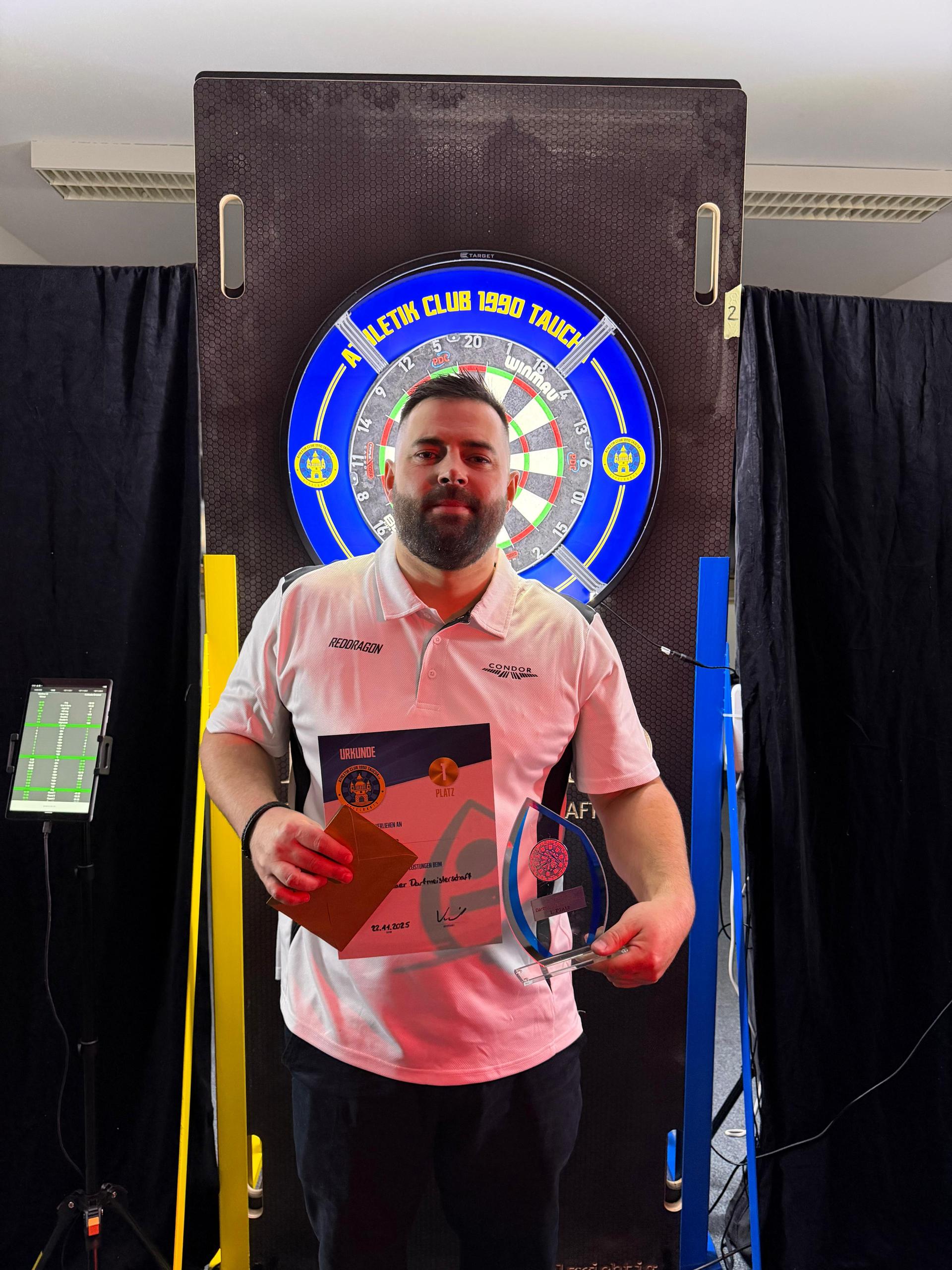 Uli Mathes vom AC 1990 Taucha e.V. gewann das Dartturnier. (Foto: AC 1990 Taucha e.V.)
