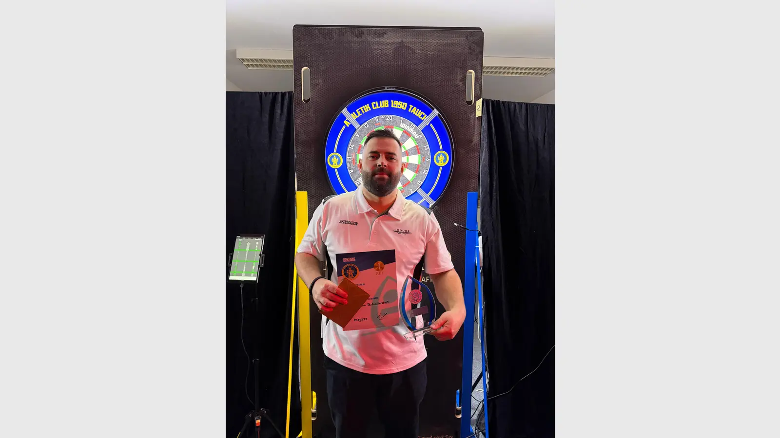 Uli Mathes vom AC 1990 Taucha e.V. gewann das Dartturnier. (Foto: AC 1990 Taucha e.V.)