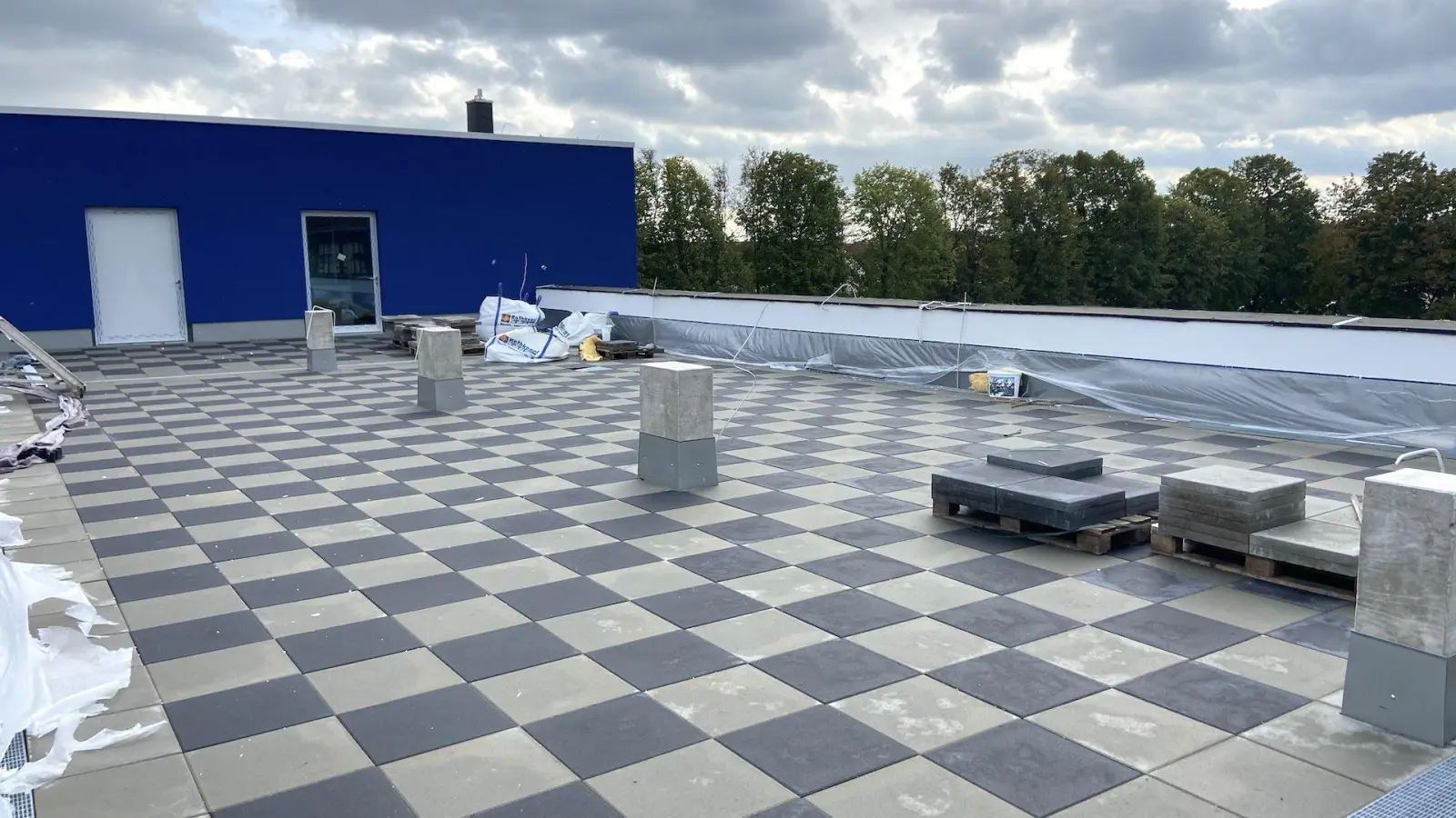 Die Dachterrasse wird mit Sonnenschutz versehen. (Foto: taucha-kompakt.de)